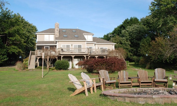 Livingston House | 7BR wf,hot tub,beach,kayaks,public side,pets,special-SPECIAL-book 2;get 1 free,