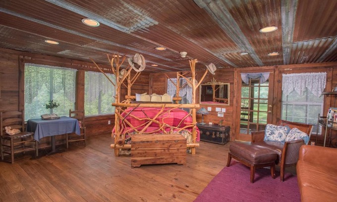 Wellborn Bed & Breakfast | 7F Lodge and Events