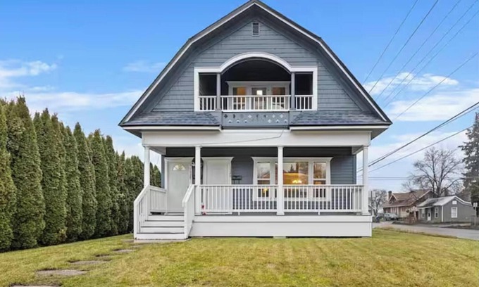West Central Apartment | 7mins from Downtown - In-Unit Washer & Dryer!