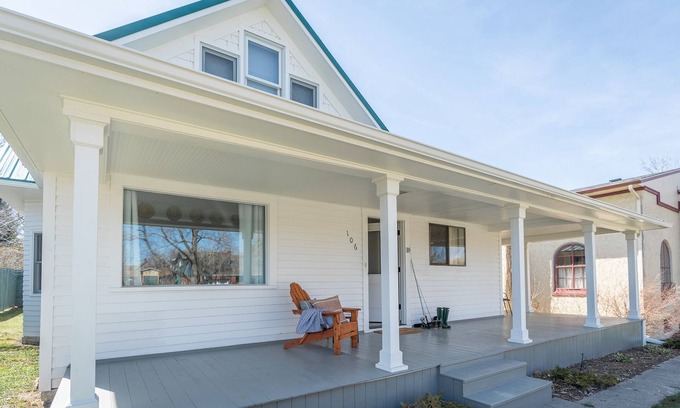 Livingston House | 7th Street Bungalow · Cozy And Updated Bungalow