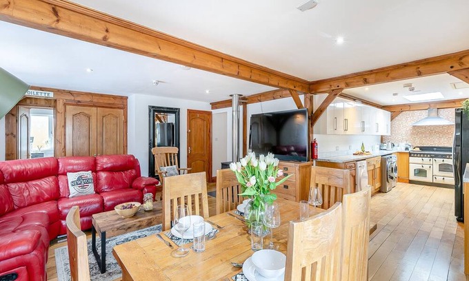 Hardwicke Cottage | 8 bedroom accommodation in Gloucester
