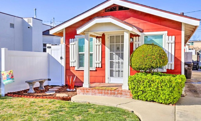 North Long Beach House | 8 Mi to Aquarium Long Beach Bungalow with Patio!