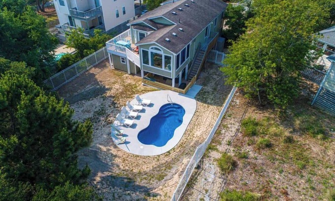 Duck House | 8 Min Walk to Beach, Saltwater Pool & Hot Tub