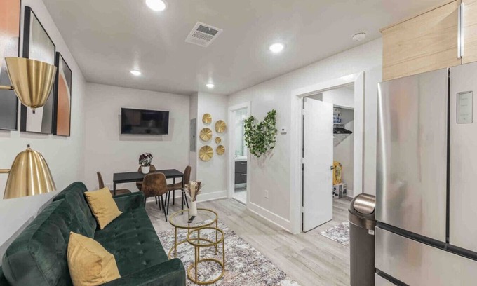 Old East Dallas Apartment | 8 minutes to DT | 1/1 w/Parking (204)