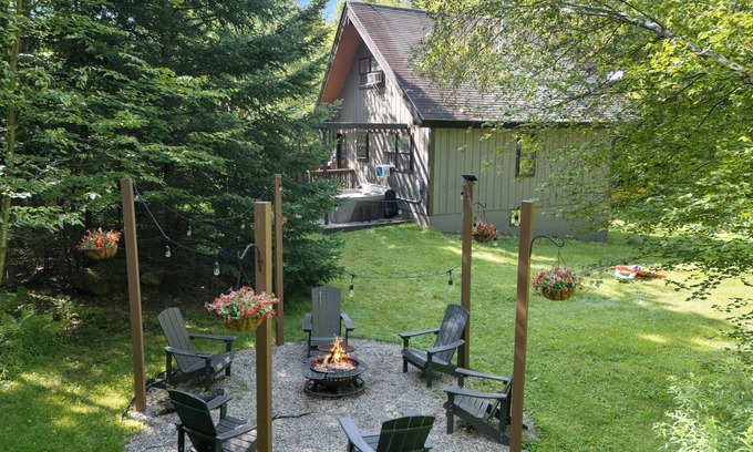 West Dover Ski Chalet | 8 minutes to Mount Snow, Dog Friendly, Fire Pit, Hot Tub, Game Room, Private