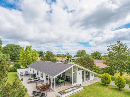 Pøt Strandby House | 8 person holiday home in Juelsminde-By Traum