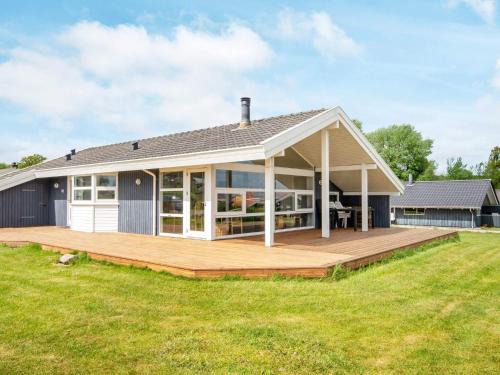 Grønninghoved Strand House | 8 person holiday home in Sjølund-By Traum