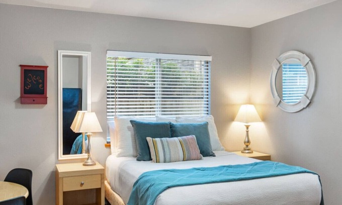 Downtown Cannon Beach Cottage | 8 Pirates Cove: Beachside Escape | Walk to Beach | Dog-Friendly