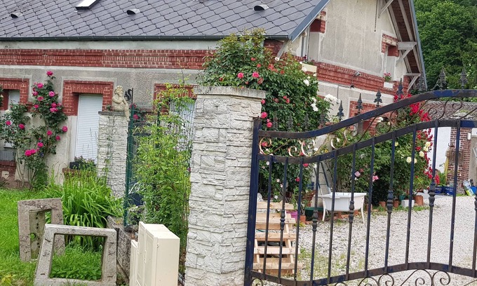 Montdidier House | 8-room house with swimming pool near A1,