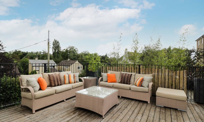 Malmesbury Cottage | 8 THE LIGHT, pet friendly, character holiday cottage in Malmesbury