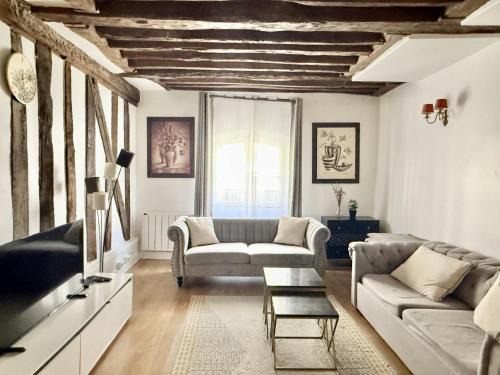 Saint-Merri Apartment | 80 m2-Heart of Le Marais -Sleeps 6