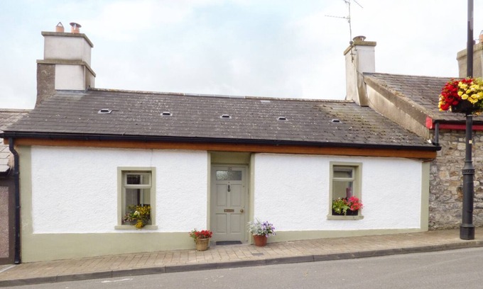 Lismore Cottage | 80 NEW STREET, pet friendly in Lismore, County Waterford