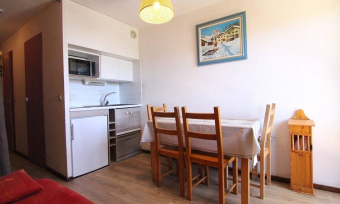 Eclose-Est Apartment | 80m from shops, 2nd floor, tv, ski locker, 22m², Alpe d'Huez
