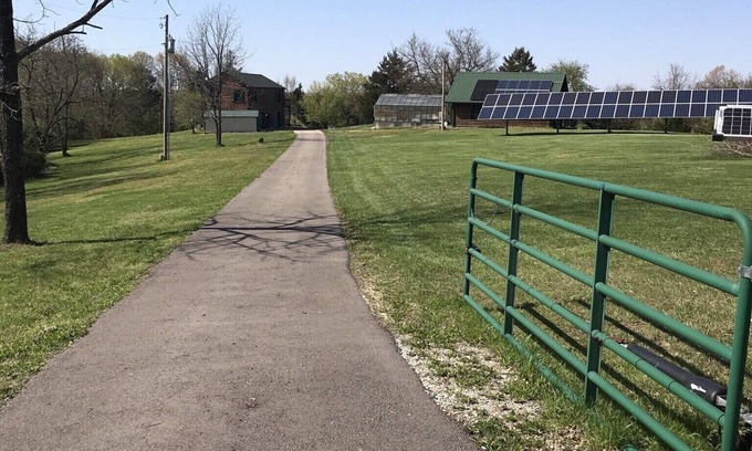 De Soto Cabin | 82 Acre Hobby Farm with Lincoln Log Cabin