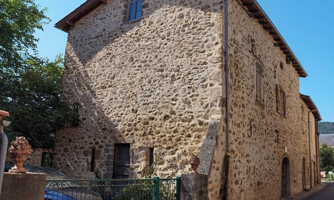 Livinhac-le-Haut Apartment | 85m2 apartment in 18th century house in the heart of the village.