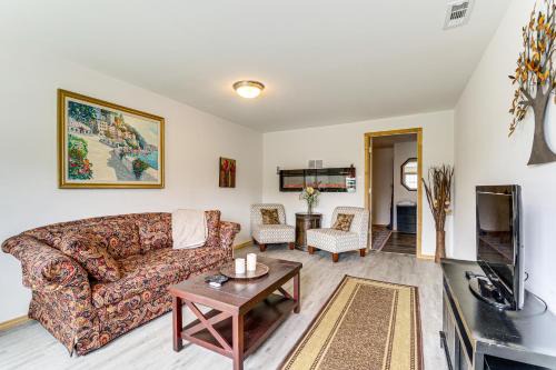 Arlington House | 9 Acres, Pick Your Own Apples Cabin in Arlington!