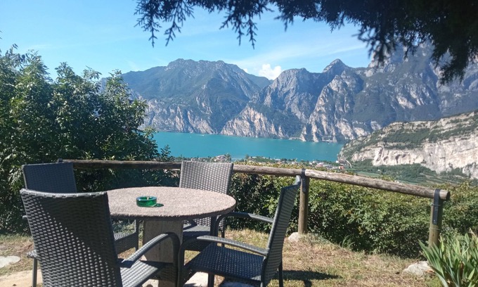 Torbole sul Garda Villa | 9 - Double room with garden view overlooking the lake Torbole