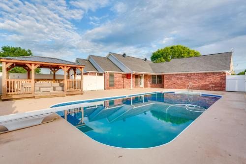 Calera House | 9 Mi to Lake Texoma Calera Escape with Gazebo!