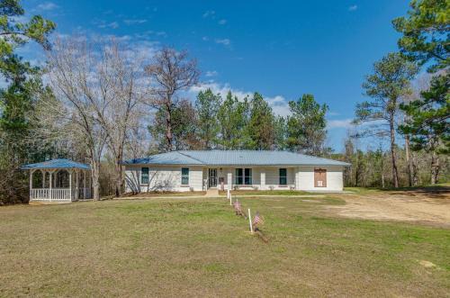 Newhebron Apartment | 9 Mi to Water Park Silver Creek Gem with Fireplace!