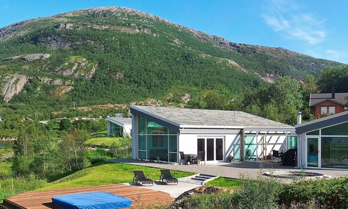 Inndyr House | 9 person holiday home in Inndyr