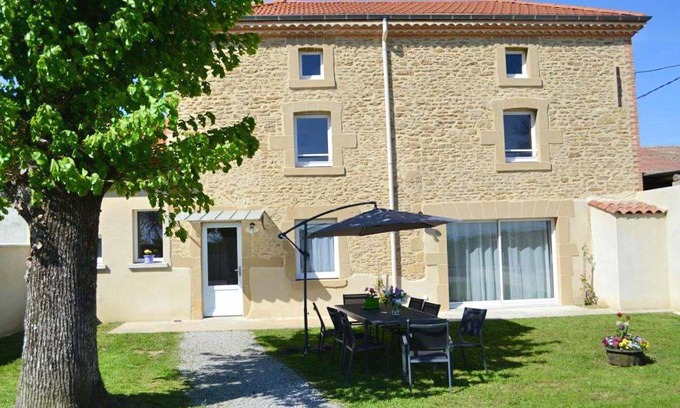 Montchenu House | 94 m² Gîte ∙ 3 bedrooms ∙ 6 guests