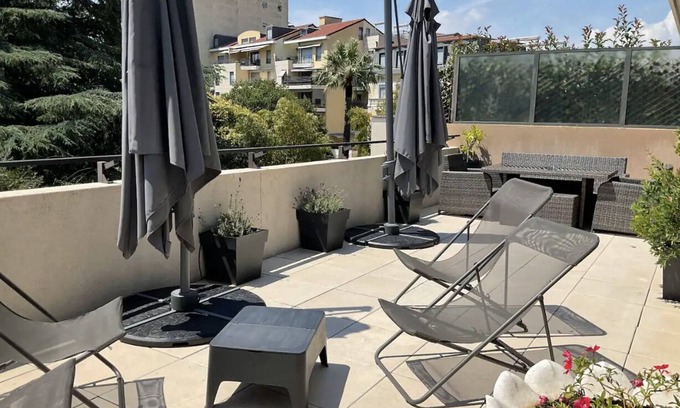Prado - Republique Apartment | A 8mn à Pied du Festival et de la Plage, Magnifique Toit Terrasse, Box, Piscine