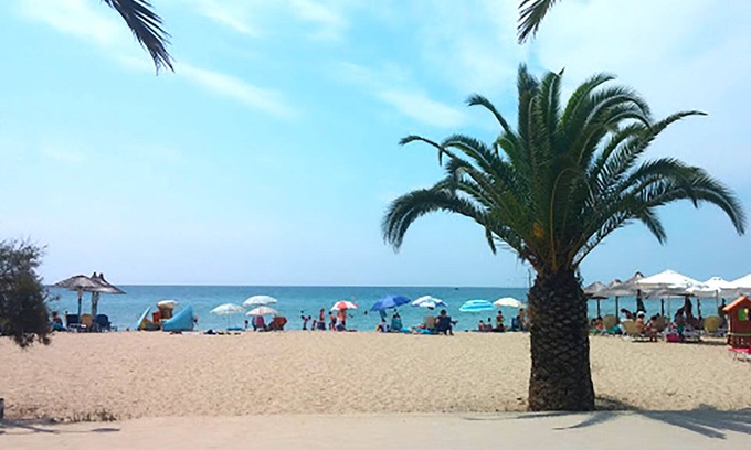 Nea Moudania Villa | a beachfront villa at Moudania with 5 bedrooms for 10 guests