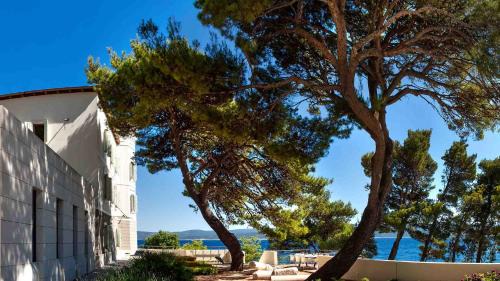 Ruskamen Villa | A beachfront villa near Omiš with a sauna and a gym