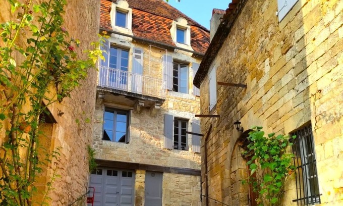 Saint-Cyprien House | A beautiful character 16th century house set in the center of a medieval village