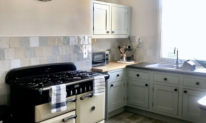 Cheltenham Apartment | A Beautiful Grade II regency property with parking