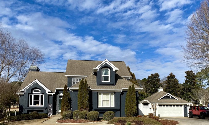 Peachtree City House | A beautiful pool and garden oasis on the golf course and PTC's golf cart paths.