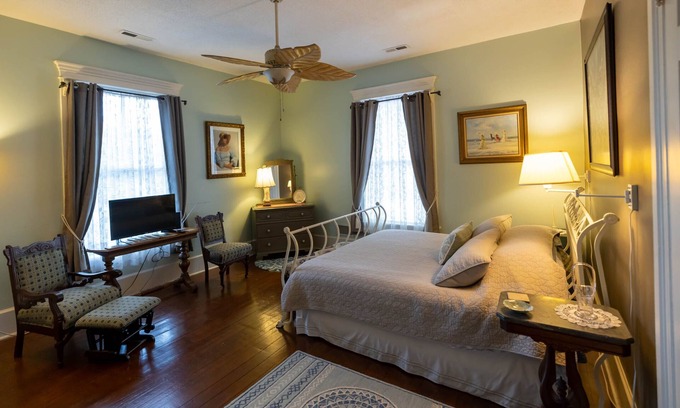 Washington Condo | A beautiful spacious room in a historic house right downtown by the waterfront.