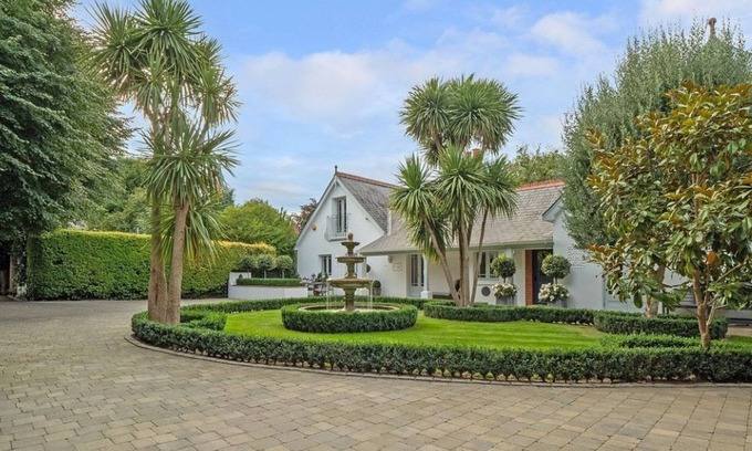 Datchet House | A beautifully presented private home with tranquil gardens, close to Windsor