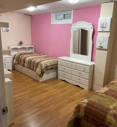 Ottawa Division House | A bed of 2 beds cute room for females only - Pour les femmes seulement