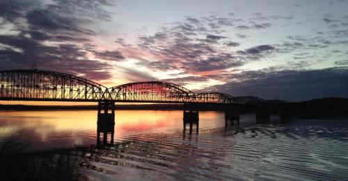 Chamberlain Hotel | A Bridge View Inn