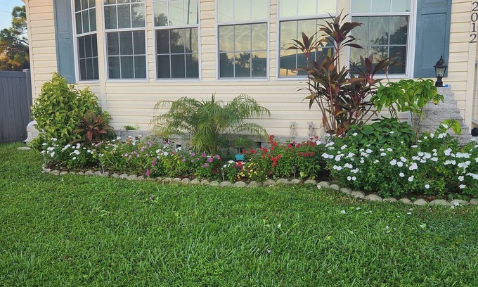 North Naples House | A bright Floridian-style home with luxury amenities and multiple beach accesses.