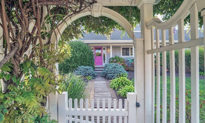 Avon House | A Charming 4 BR Home, King Suite Out-door deck, Pet Friendly!