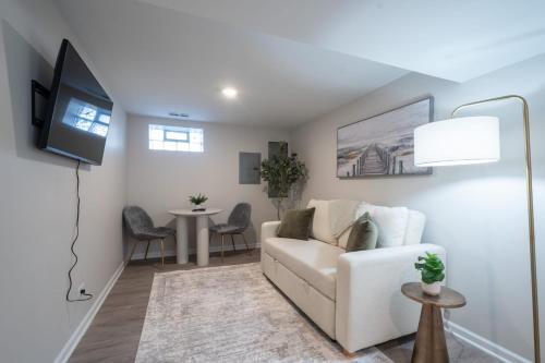 West Ridge Apartment | A Charming Modern Chic Basement Apartment