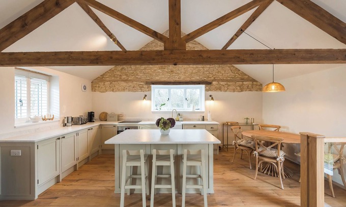 Chippenham House | A charming retreat nestled in the picturesque hamlet of Reybridge.