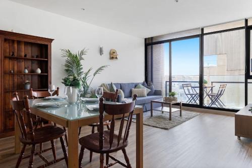 Carlton South Apartment | A Chic 2BR Apt Near Melbourne Uni FREE Parking