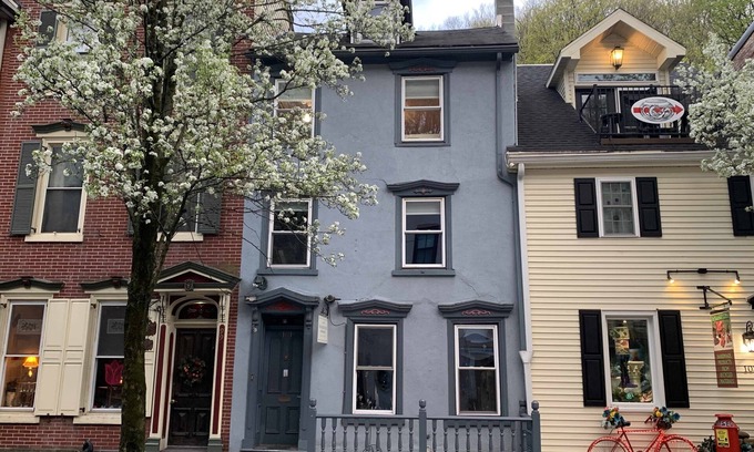 Ashfield House | A Comfortable Home with the Best Location in Downtown Jim Thorpe