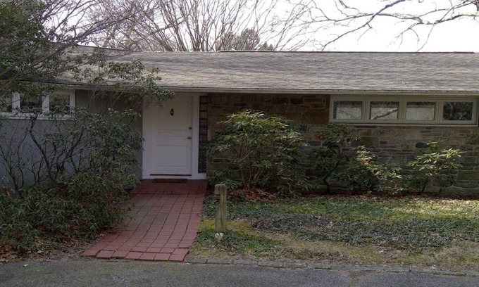 Shelton House | A country guest house just 21-32 minutes Bridgeport or New Haven Universities.