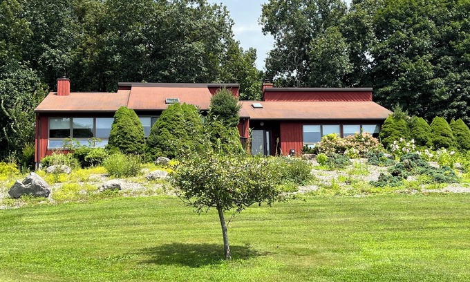Tiverton House | A country setting with scenic water view.
