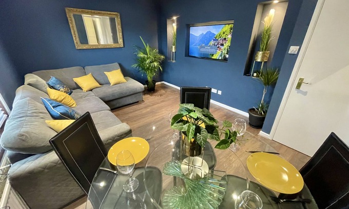 Boscombe Apartment | A Cozy Oasis - A Stroll from Gardens to Beach