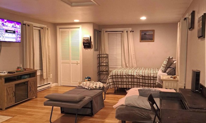 Rochester Apartment | A cozy sunny studio to forget your worries and make memories with loved ones.
