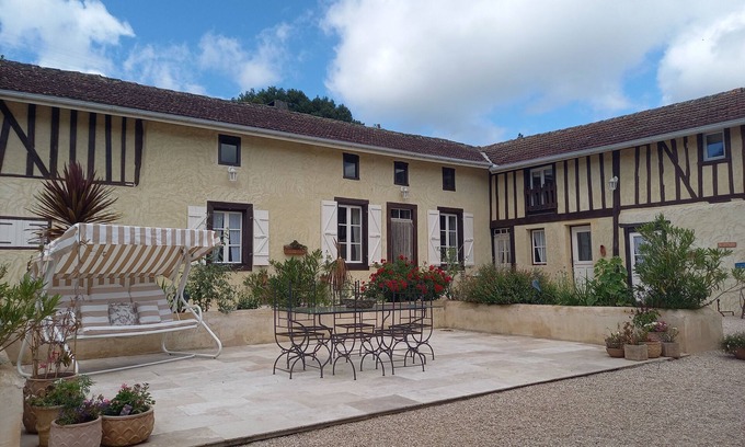 Estampes House | à Dassabet, a gite with garden, patio and swimming pool in rural setting