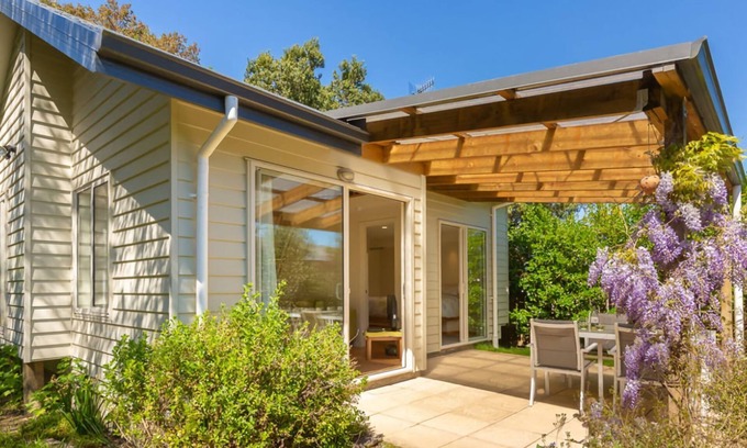 Mapua Cottage | A delightful studio in idyllic Mapua Village, perfect from which to explore the Tasman region