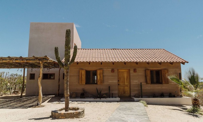 Todos Santos House | A desert oasis with mountain and ocean views just moments from the beach