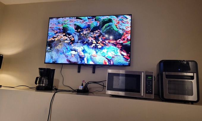 Longueuil House | A double-bed bedroom for rent