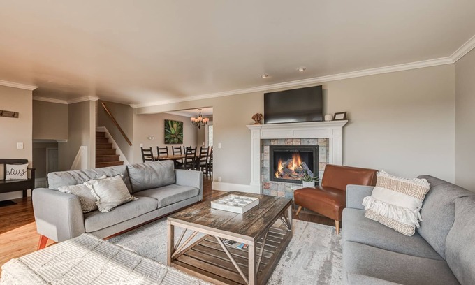 The Bowl of Edmonds House | A Downtown Edmonds Kind of Stay! Spacious 4Bedroom+2.5Bath Close to Everything.